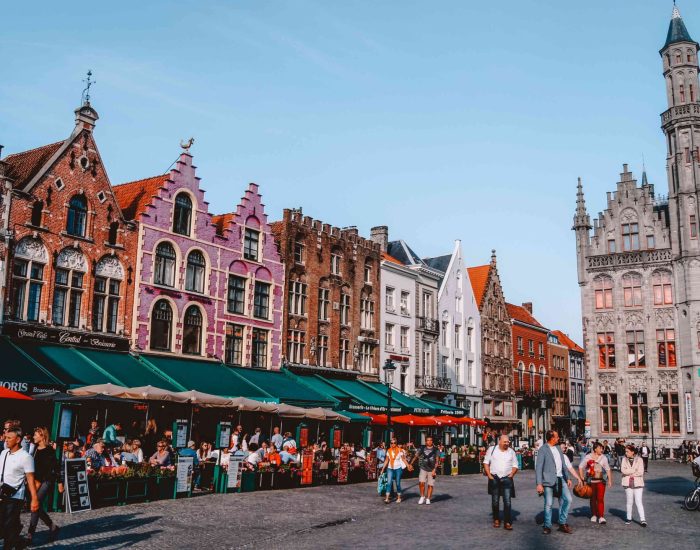 VAn en naar Bruggel met de taxi door ULTIM8 Driving Services